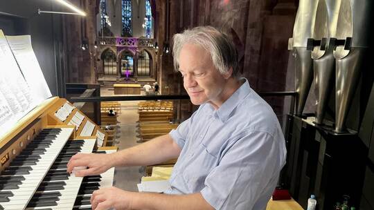 Organist und Musikprofessort Pascal Reber beeindruckte mit einem außergewöhnlichen Orgelkonzert in der Schloßkirche. Steffen Rei
