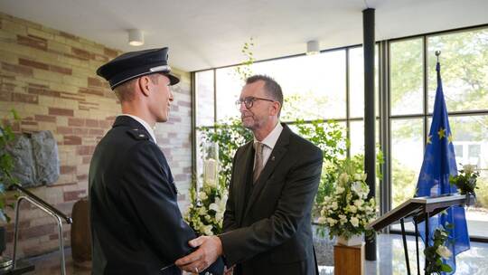 Kondolenzbuch für getöteten Polizisten in der Staatskanzlei Kondolenzbuch für getöteten Polizisten in der Staatskanzlei