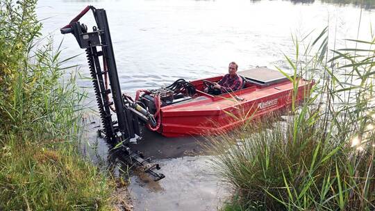 Algenbeseitigung an einem Baggersee