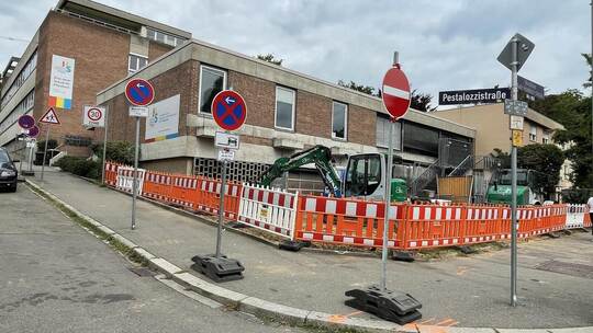 Das Hermann-Maas-Haus an der Westlichen wird zur Baustelle: Die Bagger bereiten den Baugrund direkt neben dem Wichernhaus vor. I