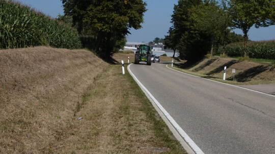 Trauriger Anblick: Hart umgemäht präsentieren sich die Straßen bei Dürrn nach der Aktion. Foto: Gerd Döppenschmitt