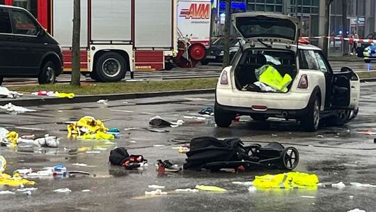 Auto in München in Menschengruppe gefahren Auto in München in Menschengruppe gefahren