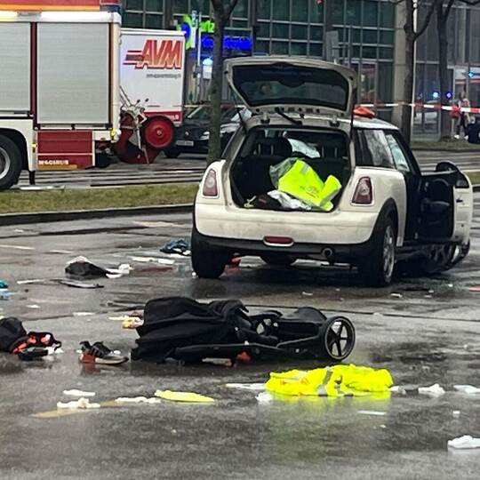 Auto in München in Menschengruppe gefahren