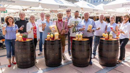 „Prost“ heißt es zum bald 40. Jubiläum des Oechsle Fests: Annette De Gaetano (WSP), Peter Monasso („Würmtal-Lauben“), Sandra von Oechsle Fest Wirte