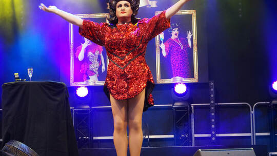 Wommy Wonder zeigt eine überzeugende Show in der Senderstadt. Foto: Robin Daniel Frommer