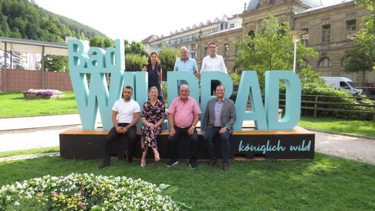 Attraktiv in Bad Wildbad ist der neue „Fotopoint“. Im Bild zu sehen (hinten von links): Michaela Mack, Jochen Borg, Jürgen Schwa