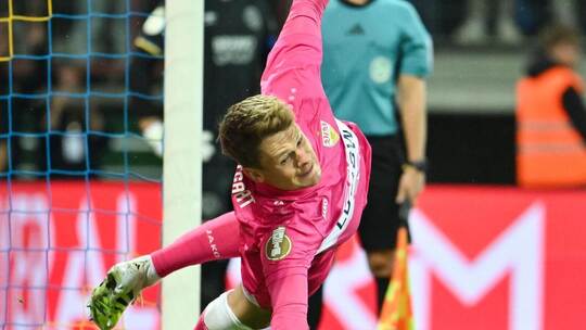 Im Elfmeterschießen wehrte VfB-Torwart Alexander Nübel gleich drei Schüsse ab und vermied so ein Stuttgarter Pokal-Aus. Swen Pfö Eintracht Braunschweig - VfB Stuttgart