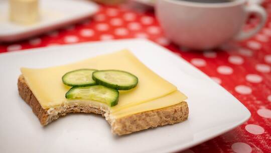 Frühstück mit Käsescheiben
