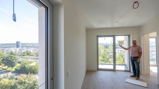 Das neue Servicewohnen mit Ausblick: Heimleiter Stefan Hofsäß zeigt bei einem Rundgang, wie sich der Neubau von Innen präsentier Heim am Hachel Neubau Betreutes Wohnen