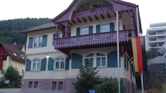 Vor dem Gebäude des Polizeipostens in der Bäderstadt wehte am Mittwoch die Bundesflagge auf halbmast.