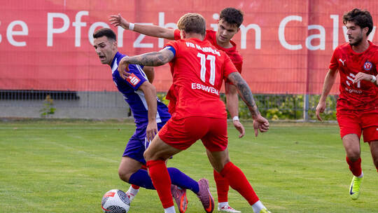 Der FC Nöttingen mit Salvatore Catanzano (links, im Spiel gegen Mannheim) trifft auf Hollenbach. Ralf Becker
