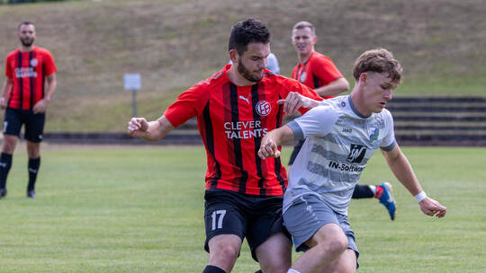 Wer behält die Oberhand? Arne Lischka (Spielgemeinschaft Langenalb/Feldrennach, rechts) und Pascal Walter (FC Birkenfeld II) käm