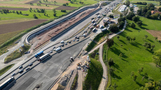 So nahe kommt der Verkehr Richtung Karlsruhe der Raststätte Pforzheim heute noch. 2026 aber soll der Baustellenverkehr komplett Autobahn A8 Raststätte Niefern