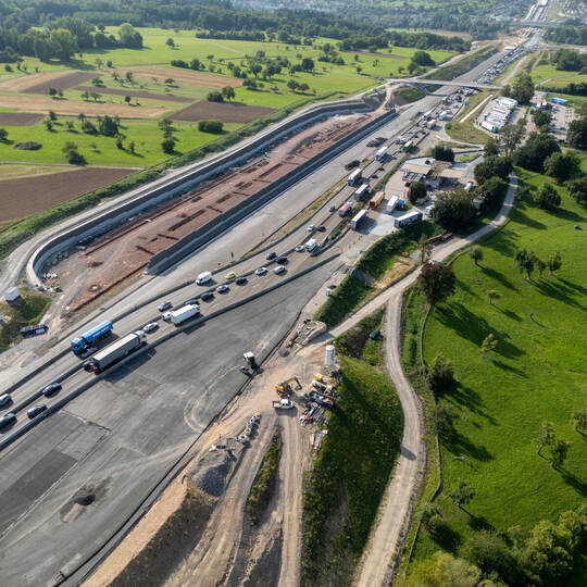 So nahe kommt der Verkehr Richtung Karlsruhe der Raststätte Pforzheim heute noch. 2026 aber soll der Baustellenverkehr komplett Autobahn A8 Raststätte Niefern