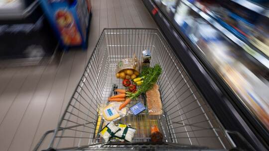 Einkaufswagen mit Lebensmitteln