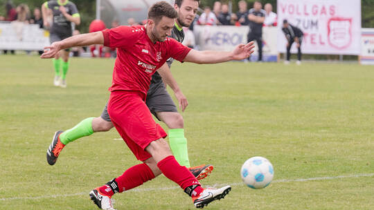 Eine überragende Saison hat dem TSV Großglattbach (in Rot) die B-Liga-Meisterschaft gebracht. In der A-Liga dürfte es nun deutli