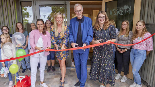 Sie eröffnen feierlich das neue Kinderbildungszentrum in Neuhausen-Steinegg (von links): Carolin Duczek von der Kindergartengesa Kinderbildungszentrum