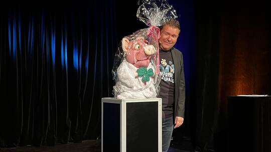 Als wortkarger und destruktiver Überraschungsgast bringt das Marzipanschwein „Pig Nick“ das Publikum des Puppentheaters zum laut