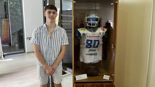 Schreiner Laurentin Dilli präsentiert sein außergewöhnliches Gesellenstück: einen Rüstungsschrank für sein Football-Equipment.