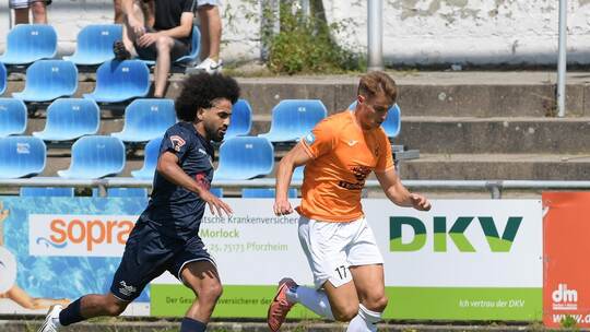 Wieder drin und gleich gut drauf: Tim Schwaiger (rechts, hier im Spiel gegen Türkischer SV Singen) gelangen beide Tore.