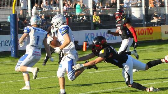 Doch noch eingefangen: Zwar sprintet Pforzheims Alec Tatum (mit Ball) hier zum Touchdown – doch am Ende hatten die Gäste aus dem