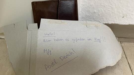 So hat der Physiotherapeut Deutsch seinen Geldbeutel samt Botschaft vor der Wohnungstür vorgefunden.