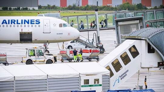 Flughafen Hannover - Ankunft Afghanen mit Aufnahmezusage