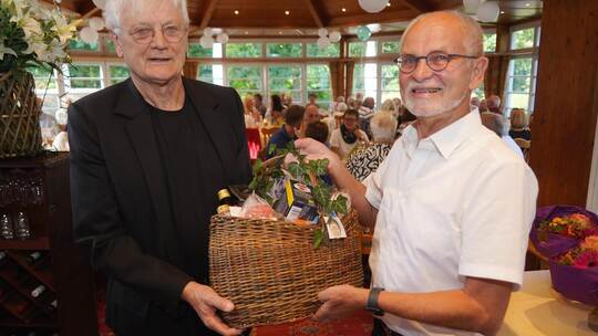 Manfred Eiselein gehört zu den Organisatoren der Abschiedsfeier und überreicht einen großen Geschenkkorb an Stefan Milla. Der Me