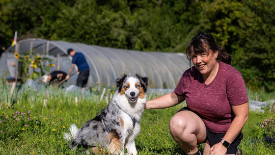 Jäten auf dem Feld: Anleiterin Verena Koch (35) und Ronja lieben die Arbeit in der sozialen Gärtnerei. Über die kommunikative Hü QPrints Gärtnerei Hund