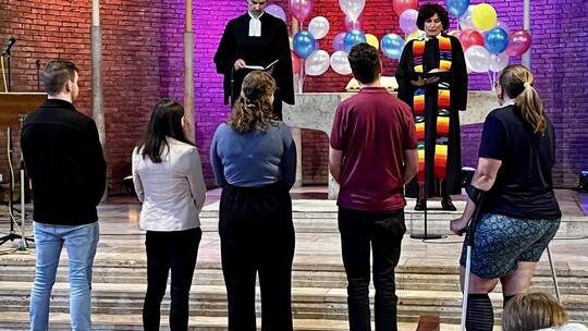 Bei einem Segnungsfest haben Landesjugendpfarrer Walter Boës und Pforzheims Dekanin Christiane Quincke neue Mitarbeitende für di