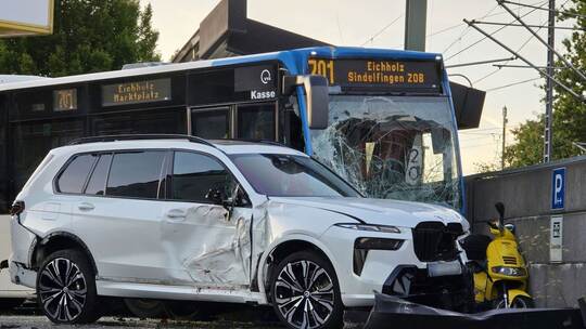 Linienbus rammt sechs Autos – Fahrer schwer verletzt Linienbus rammt sechs Autos – Fahrer schwer verletzt