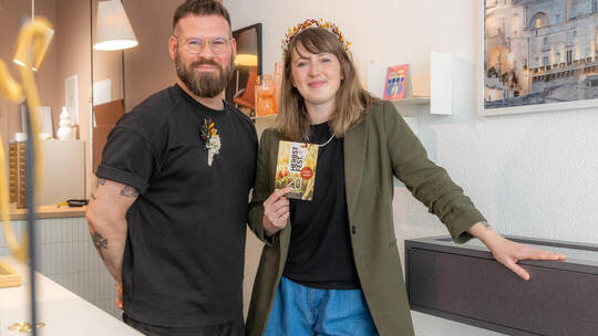 Marleen und Dennis Hecker haben mit der Organisation alle Hände voll zu tun – und dennoch beste Laune. . Herbstfest Dillsteiner Straße