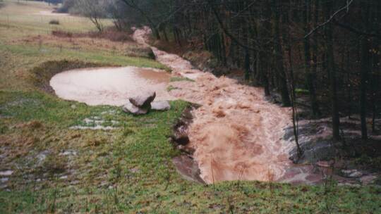Oberhalb Ottenhausens bahnen sich im Mai 1994 die Wassermaßen ihren Weg durch und um einen Kanal herum den Krähenbach hinab. Kla