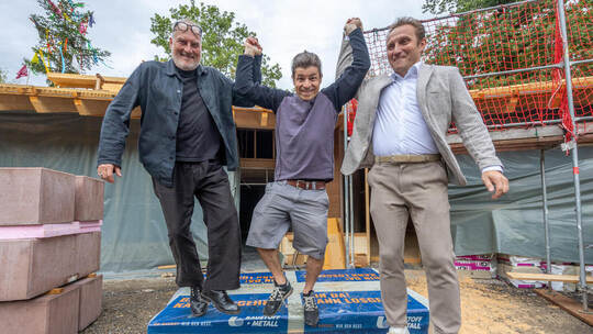 Was für ein Sprung für die Anlage im Hagenschieß: Architekt Holger Lohrmann sowie der Vorsitzende des Fördervereins, Jan Lauer, Richtfest Wildpark Entree
