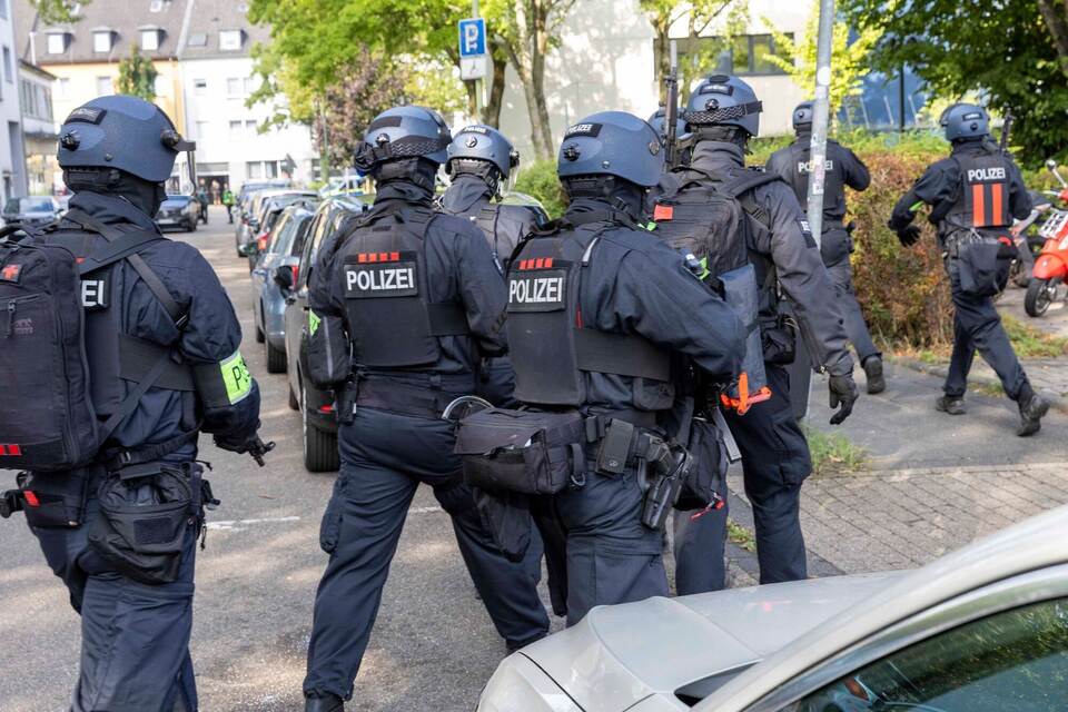 Polizeieinsatz an Berufskolleg in Essen - Lehrkraft verletzt Polizeieinsatz an Berufskolleg in Essen - Lehrkraft verletzt