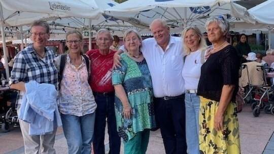 Auf dem „Oechsle“ für die gute Sache aktiv: Pfarrerin Martina Walter, Franziska Schwab und Bernd Engelmann (Ehrenamtliche), Anne