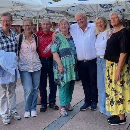 Auf dem „Oechsle“ für die gute Sache aktiv: Pfarrerin Martina Walter, Franziska Schwab und Bernd Engelmann (Ehrenamtliche), Anne