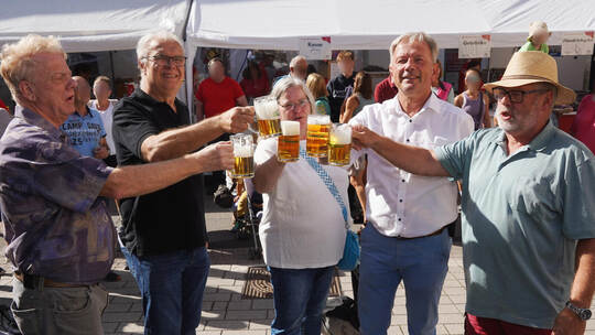 Jürgen Wolf, Gerold Benz, Edith Frey, Bürgermeister Heiko Genthner und Ernst Fuchs (von links) stoßen auf ein erfolgreiches Dorf