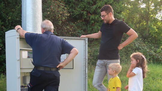Feuerwehrkommandant Manfred Wankmüller (links) überprüfte gemeinsam mit Bürgermeister Fabian Bader (rechts) vor Ort die Aktivier