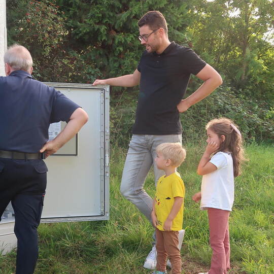 Feuerwehrkommandant Manfred Wankmüller (links) überprüfte gemeinsam mit Bürgermeister Fabian Bader (rechts) vor Ort die Aktivier