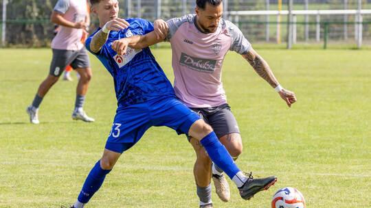 Alemannia Wilferdingen (rechts Raul Amaro) setzte sich gegen Schlusslicht Neuhausen klar mit 6:1 durch.