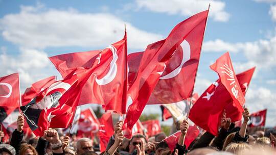 CHP-Anhänger schwenken türkische Flaggen (Archivbild)