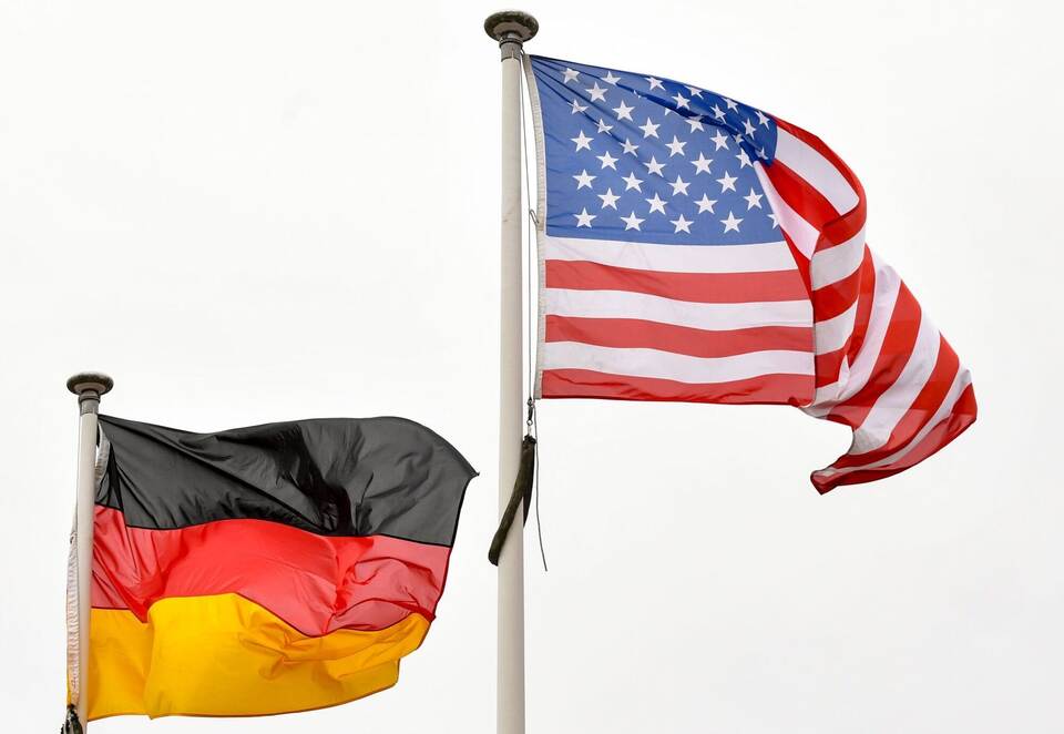 Flaggen der USA und von Deutschland Flaggen der USA und von Deutschland