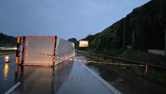 Laster mit Solarmodulen verunglückt
