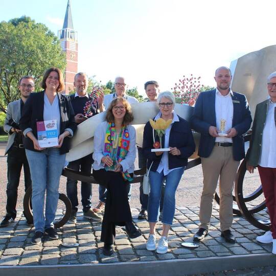 Auf spannende Bewerbungen auf die ausgelobten Forschungsstipendien für Schülerinnen und Schüler ab der achten Klasse freuen sich