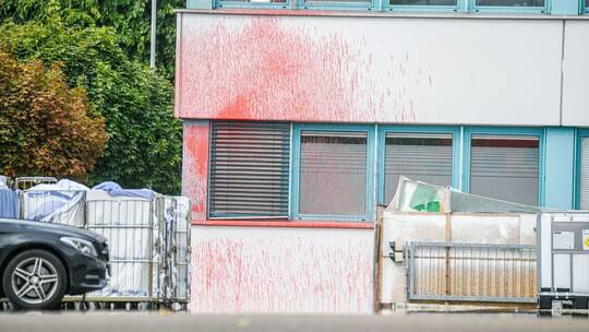 Anschlag mit Farbbeutel und Rauchbomben