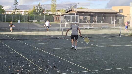 Drei Tennisplätze und ein Clubheim, das 1980 eingeweiht wurde, nennt der Tennisclub Neuhausen sein Eigen. Die Plätze sollen noch