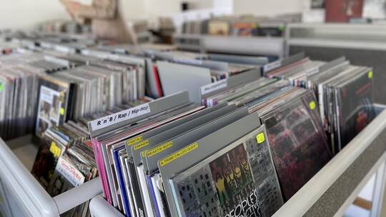 Da kann man Stunden verbringen beim Wühlen zwischen den LPs. Alles da, was das Musikherz begehrt.