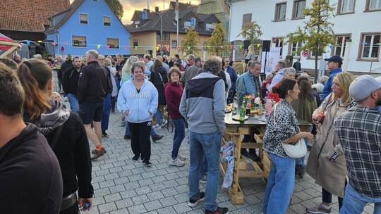 Ein jeder der fünf Strohsommerabende auf dem Rathausplatz in Neuhausen war sehr gut besucht. Kost