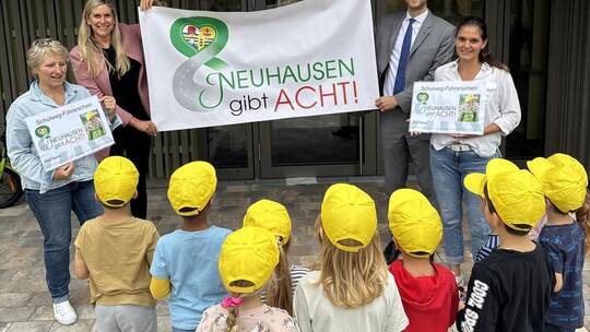 Neuhausens Bürgermeisterin Sabine Wagner (Zweite von links), Carolin Duczek vom Gesamtleitungsteam der Neuhausener Kitas (rechts